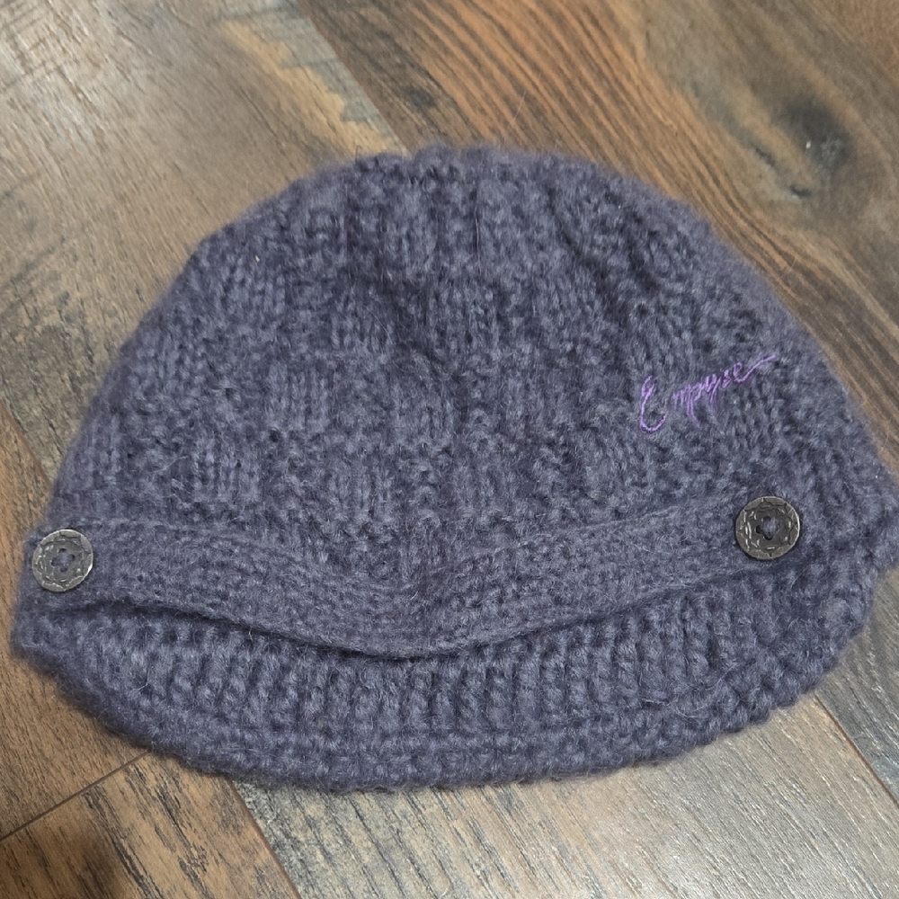Y2K Empyre Womens Knit Beanie with Button Detail